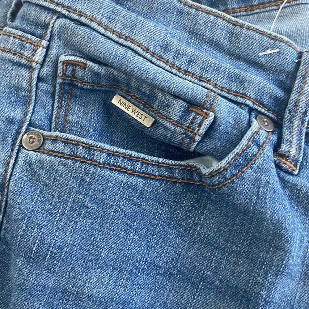 NINE WEST Women's Chrystie Denim Capri Size 4 - Picture 2 of 9